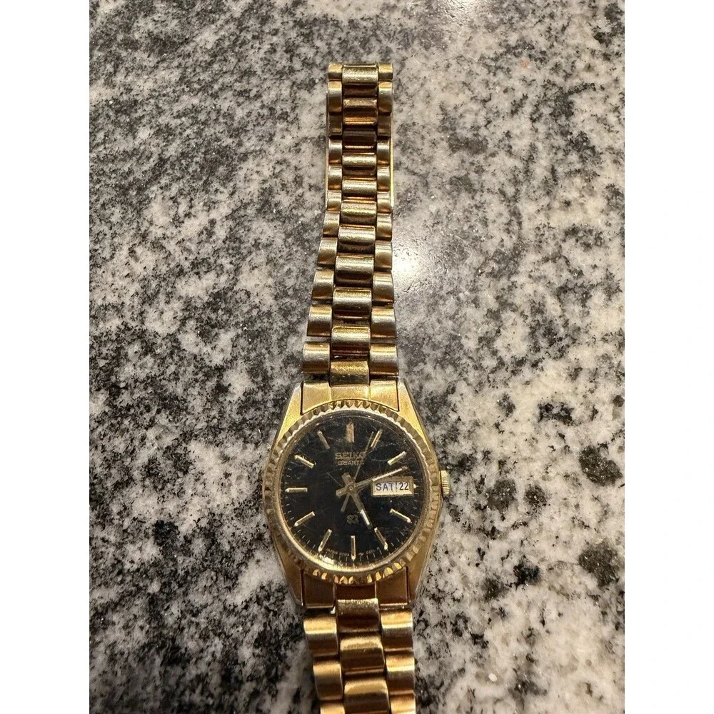 Vintage Seiko Ladies Gold Tone Black Date Day Dial Fluted SQ Japan
